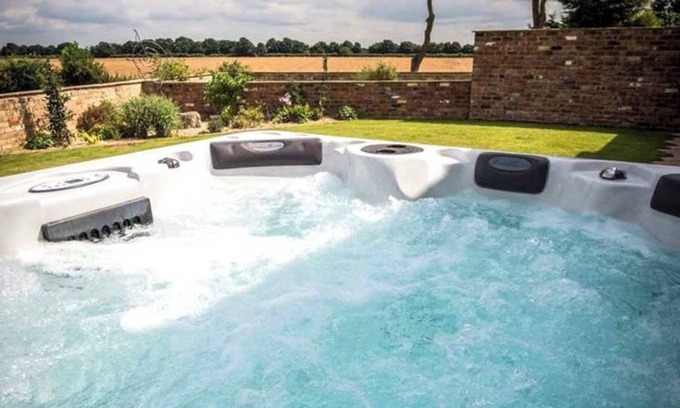 Lincoln House | Glebe Farm 4Br, Sleeps 11, Hot Tub, Pet Friendly