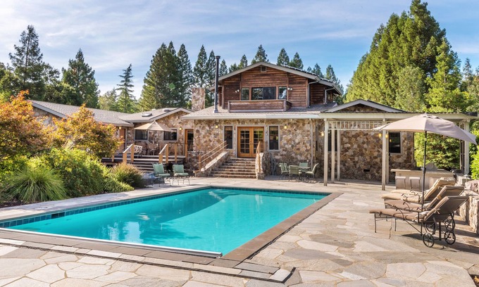 Glen Ellen House | Glen Ellen Stone Retreat. Family activities. 5 bd 4.5 baths with pool + hot tub.