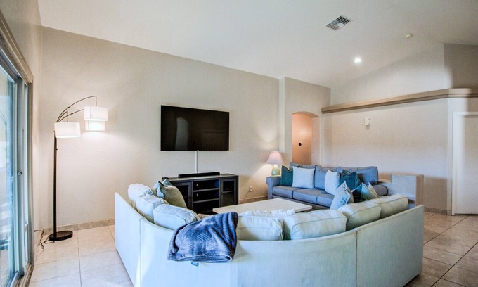 Desert Sunset House | Glendale Getaway- Walking distance to the Stadium