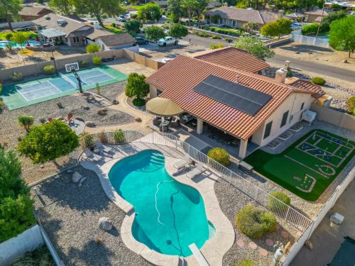 Glendale House | Glendale Retreat -pickleball+pool+9-hole mini golf