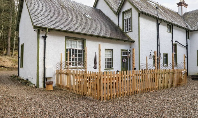Kirriemuir Cabin | GLENDOLL COTTAGE, pet friendly, with open fire in Kirriemuir