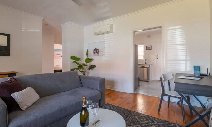 Glenelg East Apartment | Glenelg Gem 4 - Superb Location