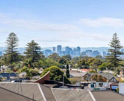 Glenelg Apartment | Glenelg Oasis, Pool, Gym, Spa & Sauna, Free Parking, City Views