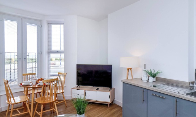 Redcar Cottage | GLENHOLME APARTMENT 1, pet friendly in Redcar