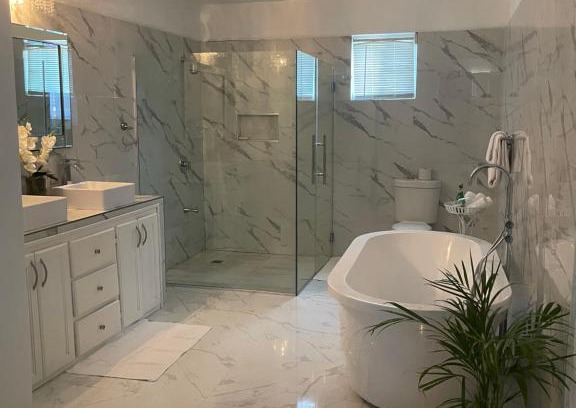 Runaway Bay Apartment | Glistening diamond suite