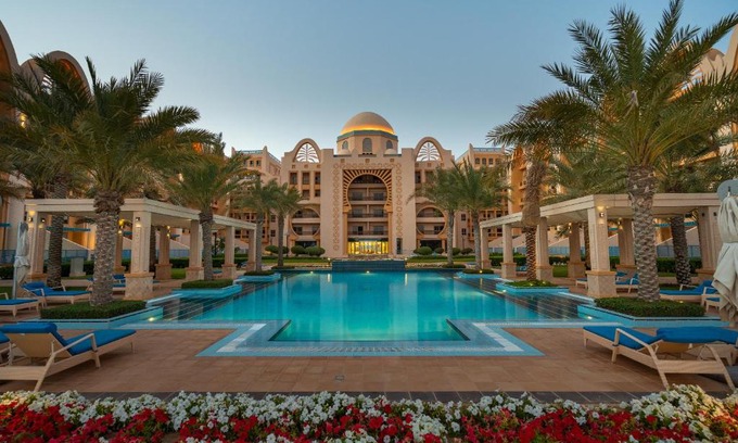 Palm Jumeirah Apartment | GLOBALSTAY at Palm Jumeirah Beachfront Paradise with Pool and Gym