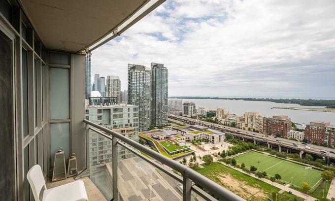 CityPlace Condo | GLOBALSTAY. Lake View 1bd+den in Downtown