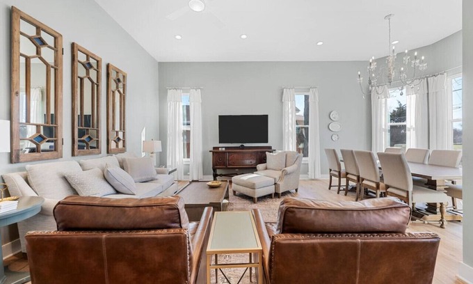 Brazos House | Gloria Estate- 2 blocks to Silos