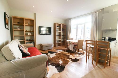 Parsons Green and Walham Apartment | Glorious view over the park