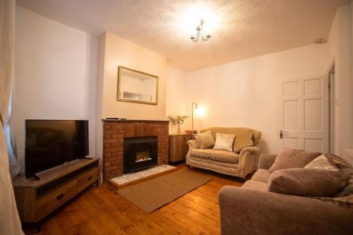 Gloucester House | Gloucester City - Birchmore House - 2 Bedroom End Terrace Property Near To City Centre & Hospital With On-Street Parking - Sleeps 5 - Great For Hospital Workers & Contractors - Hosted by RENTMYHOUSE