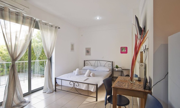 Glyfada Apartment | Glyfada Cozy Studio, WiFi, AC