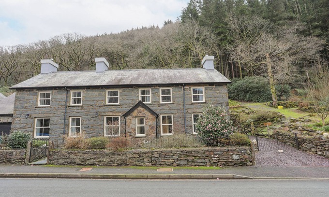 Nant Gwynant Cottage | GLYN AWEL, pet friendly, country holiday cottage in Beddgelert
