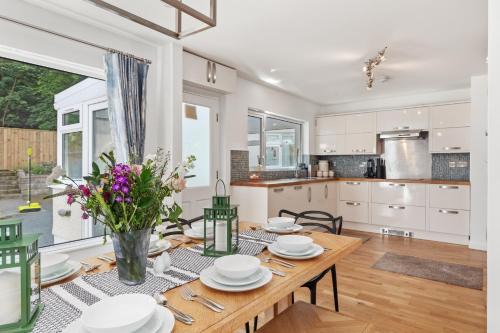 Saundersfoot House | Glynmar - Sea Glimpses Hot Tub Pool Table