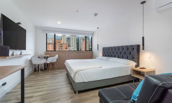 La Aguacatala Apartment | Go Living 1007 · New loft near Milla de oro with AC and coworking