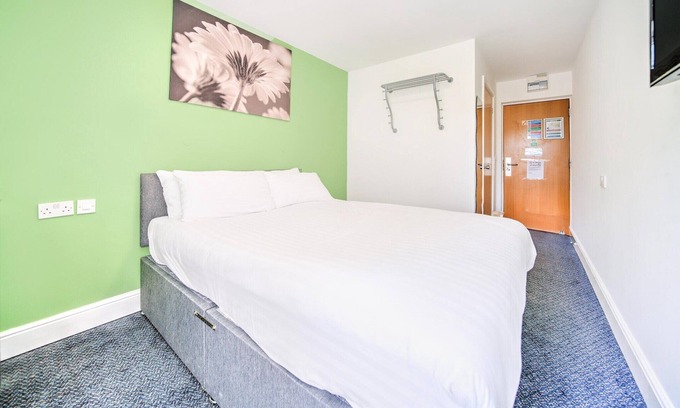 Quedgeley Apartment | GO2 Gloucester Hotel by OYO | Standard Double