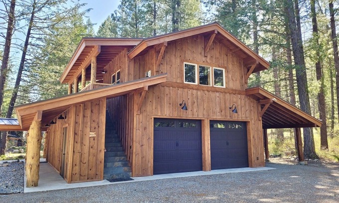 Mazama Apartment | Goat Peak Loft-Walk to the Ski Trail!