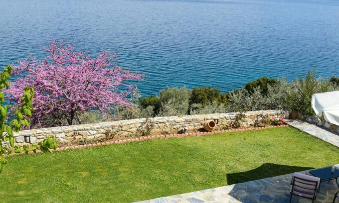 Sourpi Apartment | Goddess Athena Apartment