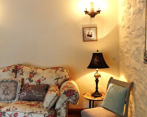 Llangollen Cabin | Godre Berwyn, Llangollen Town, Parking ! sleeps 6, pet friendly