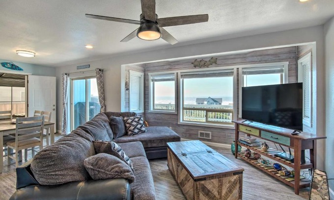 Gold Beach House | Gold Beach Home with Hot Tub, quarter Mi to Beach!