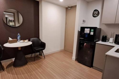Pantai Indah Kapuk Apartment | gold coast pik , 1 br , netflix , sofa bed ,London