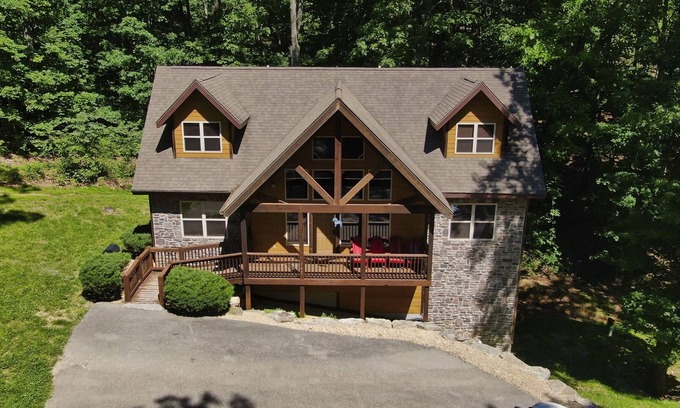 Indian Point Cabin | “Gold Rush Lodge” - Branson Cabin w/Game Room & Deck