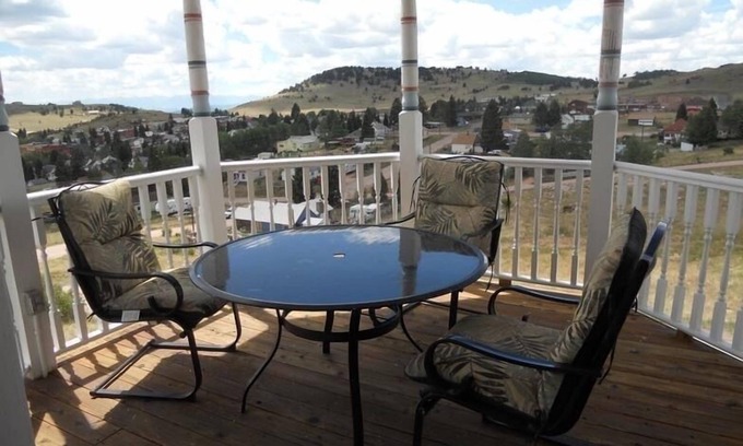 Cripple Creek Bed & Breakfast | Gold Strike Inn Beautiful, luxurious and completely renovated Victorian mansion