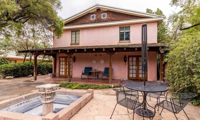 West University House | Golden 4BR – UofA & DT Stay, Your Spring Retreat!