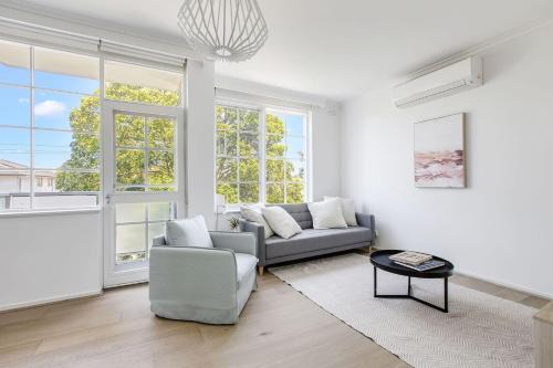 St. Kilda East Apartment | Golden Alma - A Radiant Escape between City & Sand