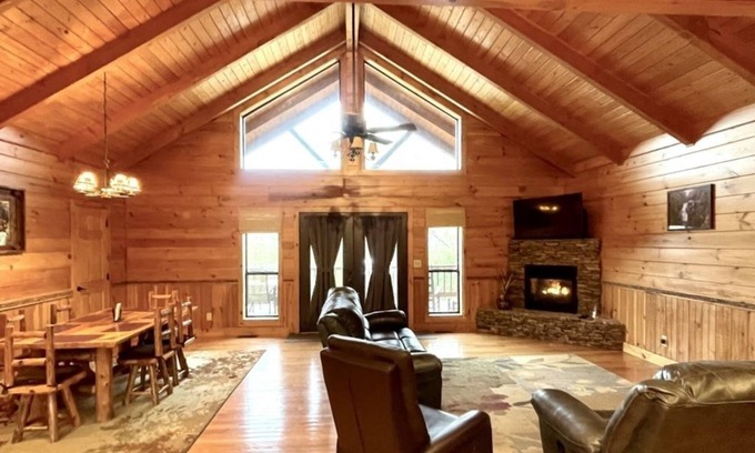 Tellico Plains House | Golden Bear - 5 Bedrooms, 3 Baths, Sleeps 10 by RedAwning