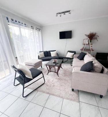 Bateau Bay House | Golden Getaway, Private 3x bedroom home with 2x living spaces and study