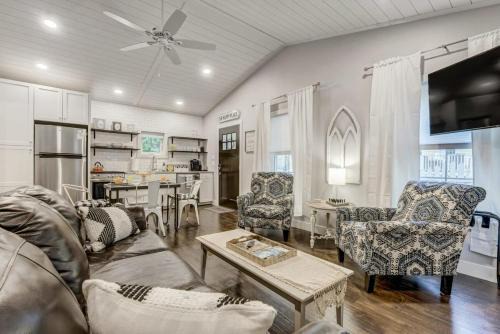Central Colorado Springs House | Golden Grotto - Studio King BBQ Fire Pit