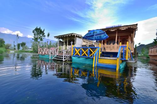 Dal Lake Boat Rental | Golden Hopes Group of Houseboats