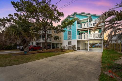 Carolina Beach Apartment | Golden Hour on Greenville- 1.5 blocks to beach, Pet Friendly, & No Hidden Fees!