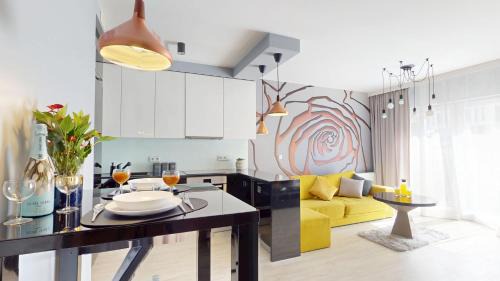 Srodmiescie Apartment | Golden Hour Rose - Kurkowa 14 Residence
