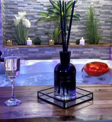 Leguevin Apartment | Golden Jacuzzi
