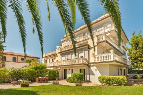 Marina di Pietrasanta Apartment | GOLDEN LUXE - Private Garden 3 Bedrooms and Parking