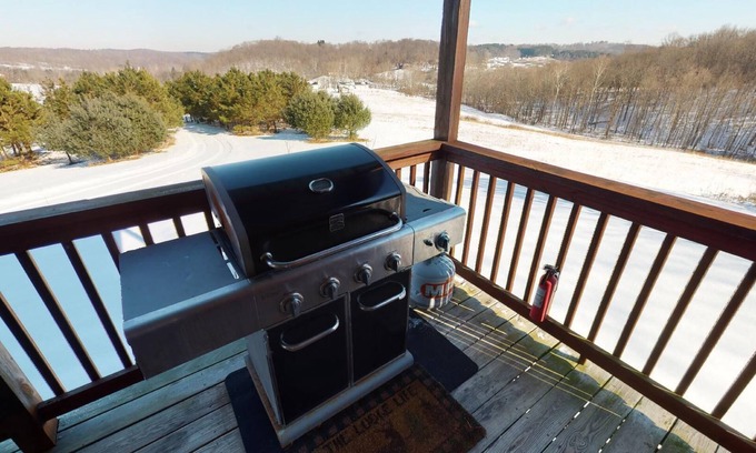 Logan Cabin | Golden Ridge in Hocking Hills on 57 acres, hot tub