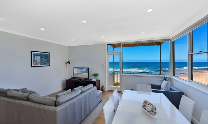 The Entrance Apartment | Golden Sands 1 - Absolute Beachfront