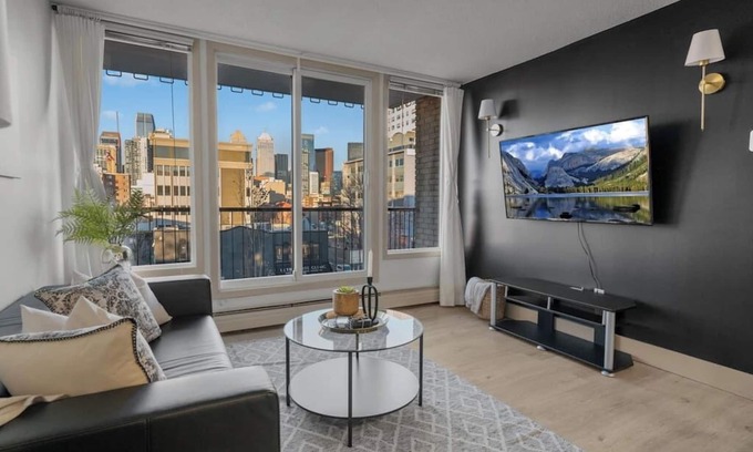 Southwest Calgary Apartment | "Golden Shadows" | King Bed | Mins to Saddledome