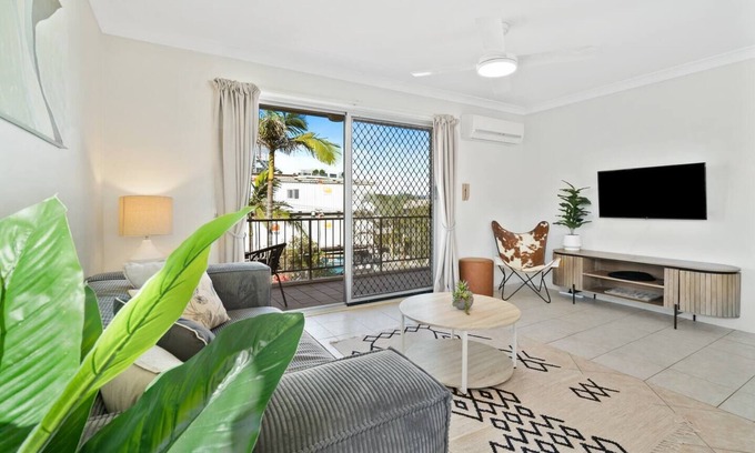 Broadbeach Apartment | Golden State of Mind Coastal Haven in Broadbeach