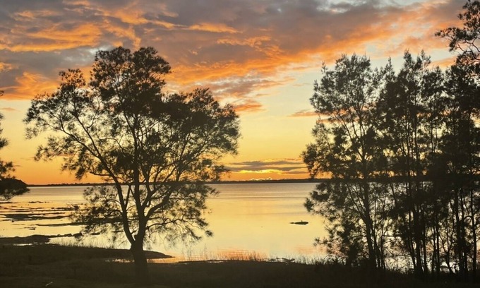 Tuggerawong Apartment | Golden Sunrise Lake Front View Recent Reno