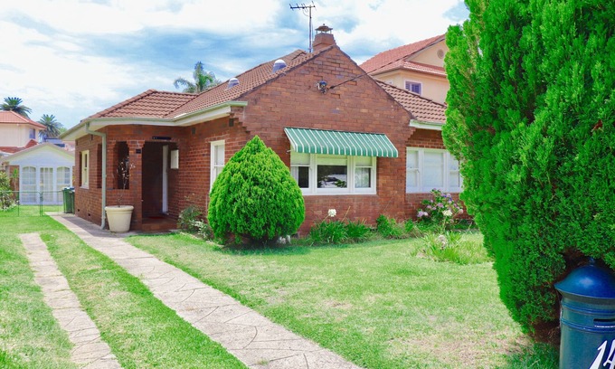 North Manly House | 'Golden Triangle' location. Perfect if renovating, moving or on extended stay