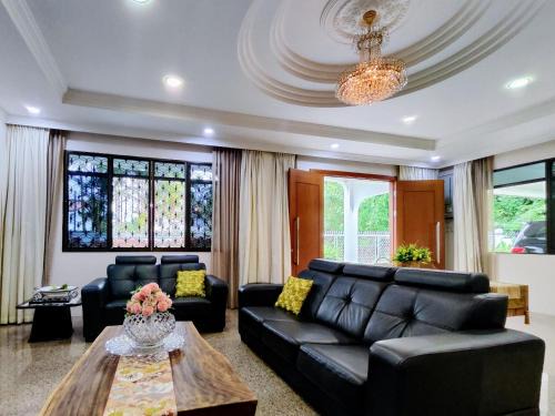 Sibu Villa | Golden Villa with 5 Rooms