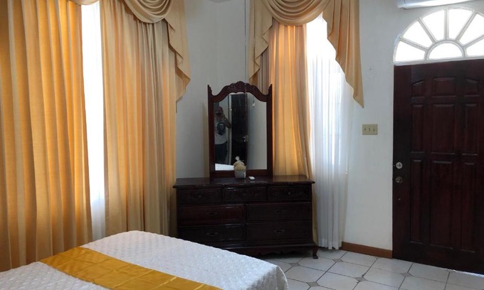 Tower Isle House | GoldenView Guesthouse Ocho Rios