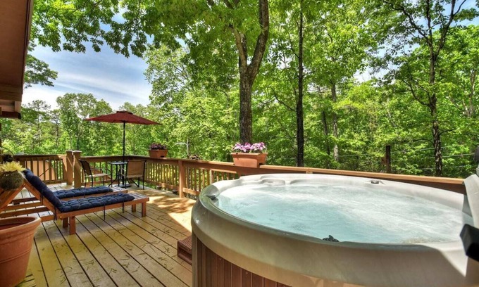 Ellijay Cabin | Goldfinch Rustic Retreat | Hot Tub & Fire Pit