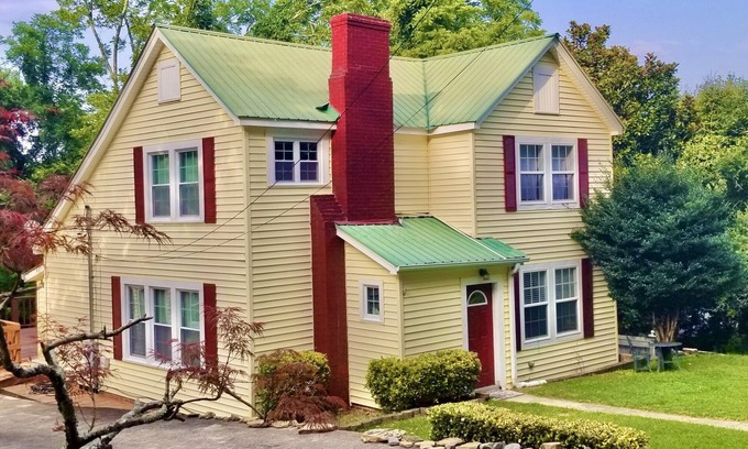 Fort Payne House | Goldie Locks Approved ~ Walking Distance to Downtown Fort Payne AL.