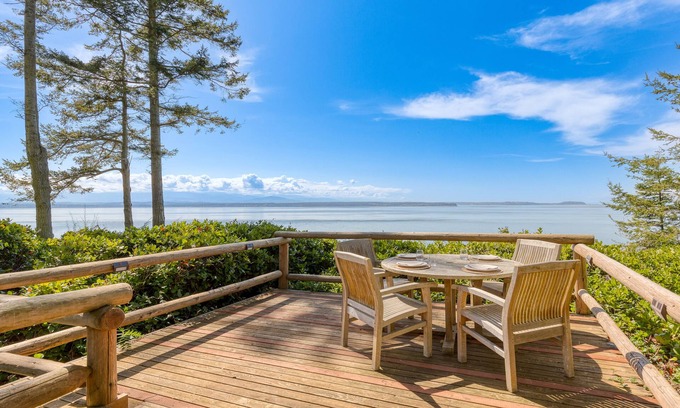Greenbank House | Goldilocks by AvantStay | Luxury Waterfront Home