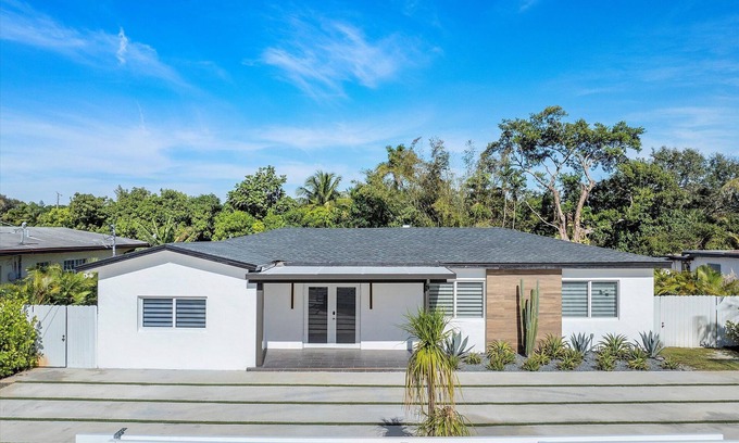 Golden Glades House | GoldLuxe with Outdoor Paradise