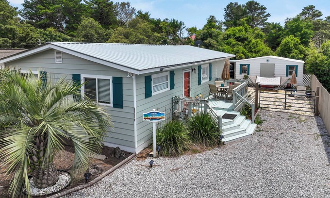Sunnyside House | Golf Cart INCLUDED, Tiki Bar, Dog-Friendly West End Home 5 Min Ride 2 Beach!