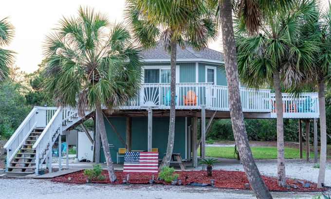 St. George Island House | GOLF CART included! 2-min BEACH walk, sleeps 6!